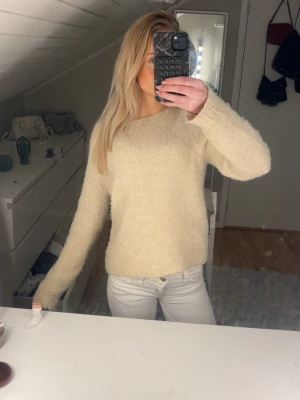 Beige stickad tröja - Säljer en stickad tröja som passar många olika outfits och är lätt att stayla året runt. Tröjan är ifrån vero Moda och har långa ärmar och rundad hals.
