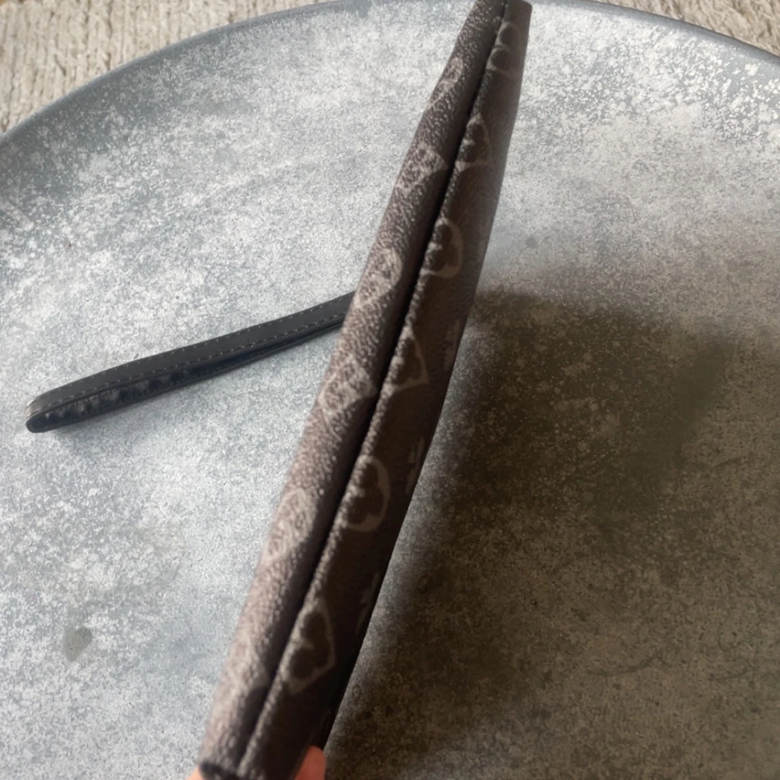 Svart kuvertväska med monogrammönster - 4