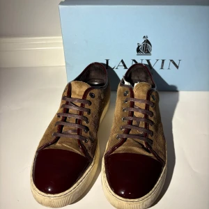 Lanvins - Riktigt snygga lanvin skor i en fet colorway! Storlek 43 men passar 44. OG box tillkommer. Använda och finns tecken på användning/slitage men ändå bra skick! Hör av er vid frågor!