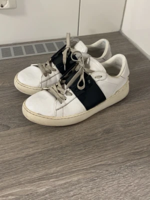 Valentino skor - Skorna är i använt skick, inte trasiga de är mest smutsiga men går att fräscha upp lite om man vill de