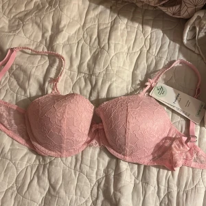 rosa spets behå med rosett - Helt ny oanvänd rosa spets behå med rosett på banden!💕