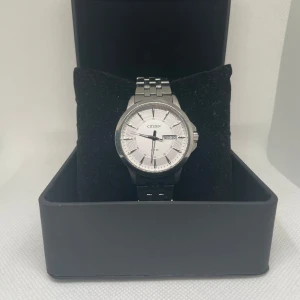 Citizen wr50 klocka / herrur / 5 ATM / rostfritt stål - Citizen wr50 klocka / herrur / 5 ATM / rostfritt stål  Skick: nytt batteri och fint skick.  Fås med en klockbox (inte alltid nödvändigtvis den som är på bild om det inte är original som tillhör klockan).   Övrigt skick enligt bilder.  Tveka inte att fråga om du undrar något. 