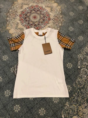 Burberry T-shirt - Helt ny och oanvänd burberry t shirt 