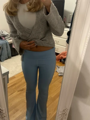 Ljusblå träningsbyxor🩵 - Säljer ett par ljusblå bootcut tränings byxor i stretchigt och mjukt material. 