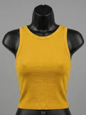 Gul ribbad linnetopp från H&M - Säljer en gul ribbad linnetopp från H&M i storlek M. Toppen är ärmlös och har en rund halsringning. Materialet är mjukt och stretchigt, perfekt att styla över en t-shirt eller bära som den är. Färgen är klar och ger en snygg kontrast till svarta plagg.