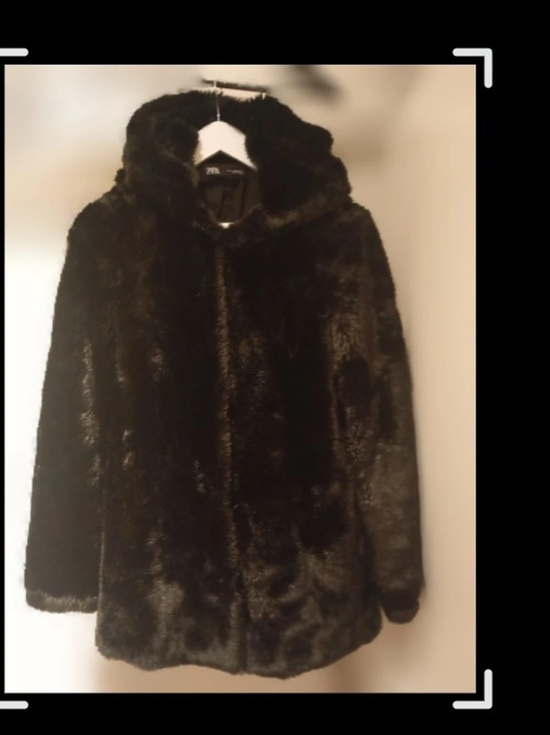 Svart pälsjacka med huva från Zara