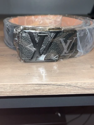 L-v bälte med l-v loggan runt - Säljer ett riktigt snyggt bälte. Helt ny i plast .            110 cm