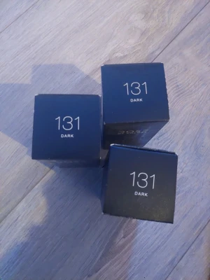 3 st Dose of Colors Foundation 131 Dark - Dose of Colors Meet Your Hue Foundation i nyansen 131 Dark. Ger medium till full täckning och kommer i en snygg frostad glasflaska med svart lock. Perfekt för dig som vill ha en jämn och flawless bas. Innehåller 30 ml.                      Dose of colors Foundation nr 131  Säljes endast för 320 kr så passar på  Du spara 997 kr  Snygg att blanda ut som contour med ❤️  30 ml x 3 = 90 ml 