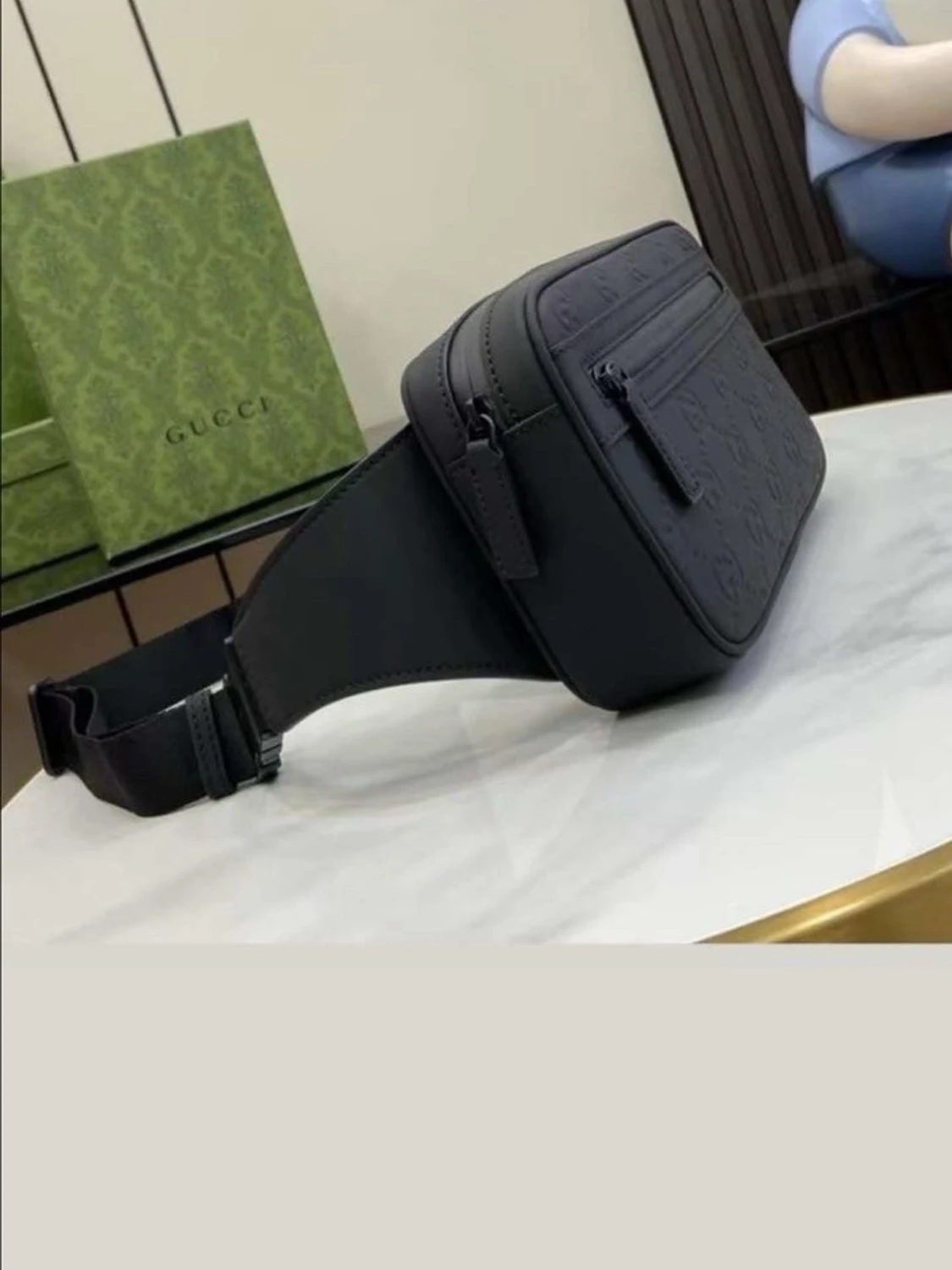 Svart magväska från Gucci i skinn