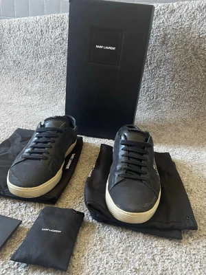 Saint Laurent SL/06 - Tjena! Säljer nu mina extremt snygga och stilrena Saint Laurent SL/06 som passar till alla outfits. Skorna är i väldigt bra skick. Storlek 42! Hör av er vid fler funderingar🤝