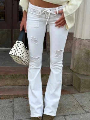 Vita bootcut jeans med snörning - Nya använda en gång, fett snygga men lite stora på mig 