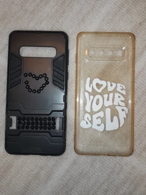 Samsung galaxy s10 mobilskal  - Två st mobilskal till samsung galaxy s10. Det genomskinliga skalet har en klisterrand runt om då där har suttit stasspärlor (sånna som sitter på det svarta skalet) så om man inte vill ha de kan man sätta på egna eller Tvätta bort. Är lite detsamma på det svarta skalet. 20kr för det genomskinliga och 10kr för det svarta, går att köpa tsm och separat. !!endast swish +frakt!!