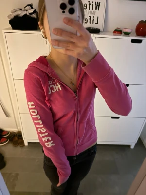 Hollister hoodie zip up unik vintage rosa - Vintage Hollister huvtröja med dragkedja i en unik rosa färg. Storlek S! I bra skick! Har den vita Hollister-logotypen på bröstet och armen.