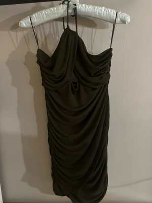 Khakigrön miniklänning  - Khakigrön miniklänning i stl. XS