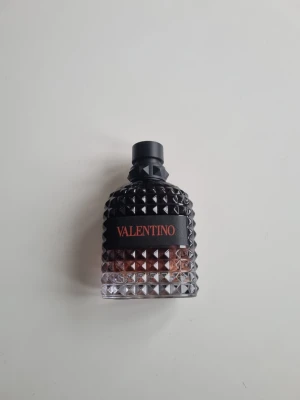 Valentino Uomo Born In Roma 100ml - Hej! Säljer min helt nya Valentino parfym för att den inte kommit till användning. Box följer med. Skickar samma dag.