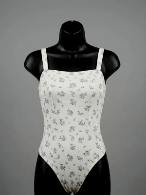 Blommig korsettopp från H&M - Supersöt korsettopp från H&M i ljuslila och vit med små blommor i lila och grönt. Toppen har breda axelband och markerade sömmar framtill för en snygg siluett. Tillverkad i mjuk bomul 85% med stretch för skön passform.