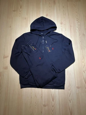 Ralph Lauren set – Navy Blue, röd logga, size S - Ralph Lauren set i navy blue med röd broderad logga. Storlek S. Helt nytt och i perfekt skick. Kan skicka inom 24h. 