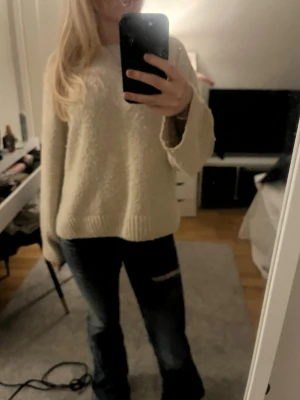 Beige stickad tröja  - Beige grovstickad tröja 