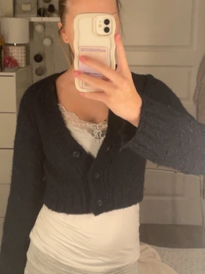 Svart croppad kofta från H&M - superskön och mysig croppad kofta, knappt använd