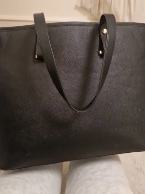 Svart shopper väska - Stor väska från hm 
