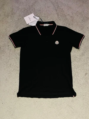 Moncler Piké  - ❗ DIGITALT KVITTO FINNS❗ 📊 Färg: Svart 📝 Storlek: Medium(M) 📏 Mott: Axel till axel 48 Cm--Midja till hals 64 Cm ♻️ Använd fåtal gånger-Nytt skick 📦 Postar inom 24h Hör av er vid funderingar eller prisförslag 