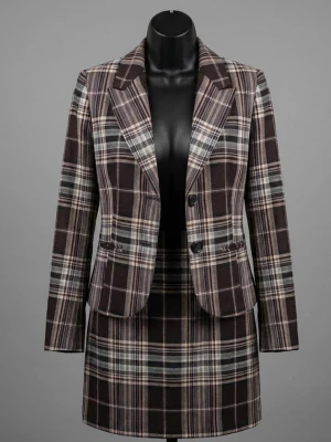 Rutig vin kavaj och kjol set - Snyggt set med rutig kavaj och matchande kjol i vin,, beige och grå toner. Kavajen har klassisk krage, två knappar framtill och fickdetaljer. Kjolen är rak och kort, perfekt för en trendig look. Passar dig som gillar preppy stil.