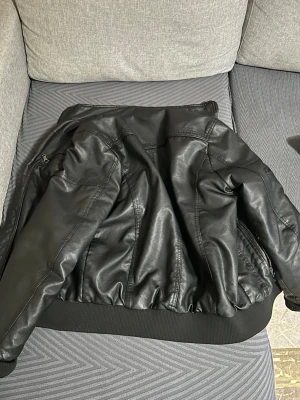 Svart skinnjacka från Forex, M - Säljer en svart skinnjacka från Forex i storlek M. Jackan har flera dragkedjeförsedda fickor, ribbade muddar och en mjuk, lurvig insida för extra värme. Snygg och tidlös modell som passar perfekt till höst och vinter.