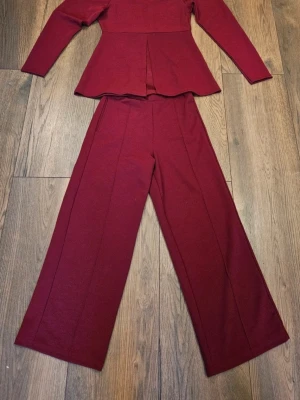 Vinröd set - Ett vinrött set med blus och byxor. Perfekt för dig som vill ha en unik och elegant look.