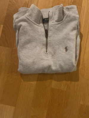 Ralph Laurent quarter zip - Ralph lauren quarter zip fantastisk skick fin tröja pefekt till de kylliga vädret storlek S i färgen beige 