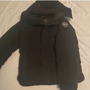 Canada goose macmillan  - Säljer en svart logad canada goose som är riktigt bra för vintern. Håller en varm och väldigt stiligt. Kontakta gärna om ni är intresserade ☺️
