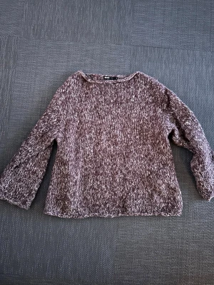 Brunmelerad stickad tröja Bik Bok - Mysig brunmelerad stickad tröja från Bik Bok i storlek S. Tröjan har en relaxed fit med lång ärm och rund halsringning. Garnet är melerat i brunt och vitt vilket ger en cool struktur. 