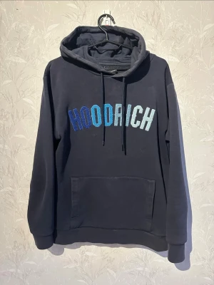 Hoodrich hoodie - Blå hoodrich hoodie i storlek S. Det finns inga hål eller andra defekter. Vill bara få sålt så tveka inte på frågor eller lägre bud.