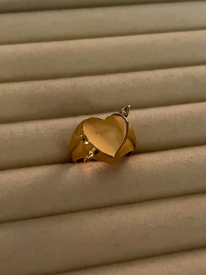 Alvaz Essentials ”Heart Arrow Ring” inspirerad ring - Aldrig använd, 18K guldpläterad och tillverkad i rostfritt stål. Justerbar storlek och Nickelfri. Om du har fler frågor, tveka inte att höra av dig 🤗