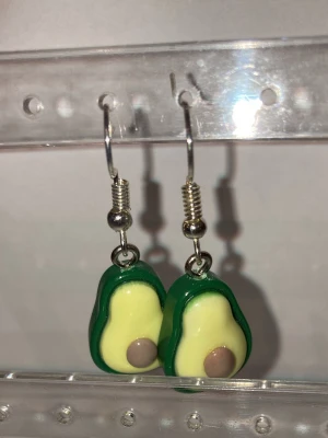  Örhängen -  Handgjorda örhängen som görs av mig. Med avokados på sig. Frakten är ca 22-100kr beroende på vikten på produkten . Kontakta mig om du vill köpa.