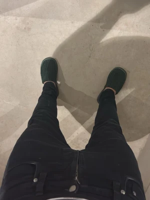 Svarta slim jeans från Nudie Jeans - Säljer ett par svarta slim jeans från Nudie Jeans. De har klassisk femficksdesign, dragkedja och detaljer med Nudie-logga på bakfickan. Strlk L 30 W 32