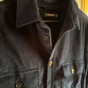 Marinblå manchester overshirt från J.Lindeberg - Riktigt fet marinblå manchester overshirt från J.Lindeberg. Bara använd ett fåtal gånger och är i bra skick!. Ordinarie pris är 1600. Hör av er vid fler frågor