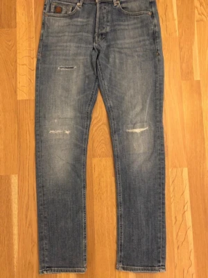 Jack & Jones jeans, 30/30 - Jack & Jones Slim Glenn jeans i ljusblå, slim fit-modell med snygg tvätt och lätt slitna detaljer. Använda men i bra skick. Storlek 30/30