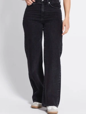 Fina jeans  - Advänd engast 2 gångar. Inga skador eller fläckar. Säljer pågrund av att de passar inte på mig längre. Köpt för 300 kr