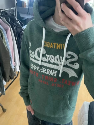 Vintage 2000s Superdry hoodie (Sällsynt) - Säljer nu denna sjukt snygga vintage 2000s Superdry Hoodie! Passar perfekt till allt och är både varm och bekväm🤩 Storlek S och passar true to size, passformen är riktigt snygg🙌 säljs ej längre i butik och är därav mycket eftertraktad 😊 Skriv vid funderingar 📲