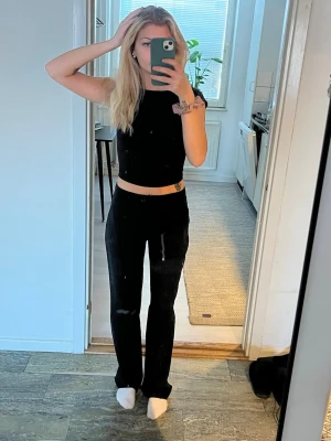 Svarta raka kostymbyxor  - Säljer dessa svarta byxor som sitter super snyggt men är tyvärr för stora för mig, använt endast 2 gånger max så dom är i nyskick. 