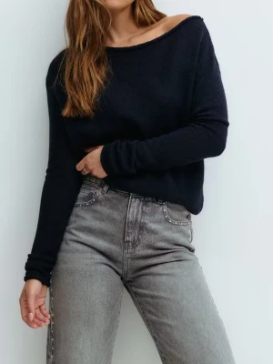 Mörkblå stickad offshoulder-tröja - Mysig mörkblå stickad tröja från Gina Tricot med offshoulder-ringning och lång ärm. Perfekt till jeans eller kjol för en chill men ändå snygg look. Tröjan har en enkel, rak passform och är superenkel att styla.
