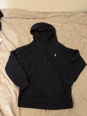 Polo hoodie - Säljer en fin och extremt bekväm hoodie från polo. Den är varm och skön att ha på sig. Finns i storlek S & M