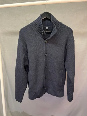 Mörkblå cardigan - Säljer denna supersnygga och sköna uniqlo cardigan/kofta! Size S. Modellen är 180. Hör av dig vid minsta fundering 😀🤝