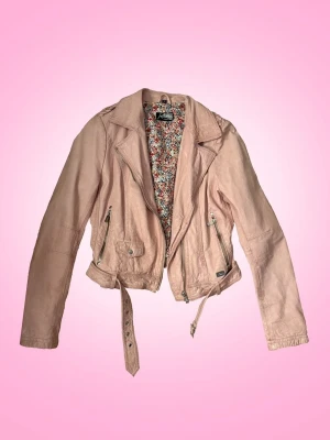  Vintage Smuts Rosa Skinnjacka - Smuts rosa skinnjacka som är vintage. Själv köpt jacka secondhand så vet inte hur använd den är men har själv aldrig använt, bara testat. Tyget inuti jackan syns inte när man har på sig den. OBS! Den är inte smutsig på riktigt, färgen kallas bara så💕  Övrig information: -fraktar torsdagar, fredagar och lördagar -jag står inte för fraktens slarv -priset går alltid att diskuteras via dm -skriv privat för övriga frågor eller om du vill ha fler bilder, svarar snabbt