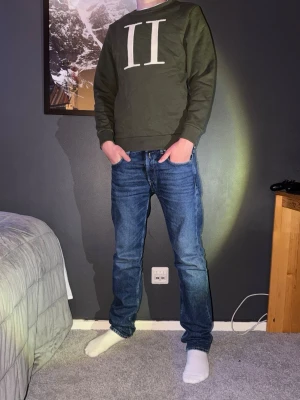 Les deux hoddie  - En grön les deus hoddie i storlek xs personen på bilden är 177. Går att köpa med ett par jeans för bättre pris