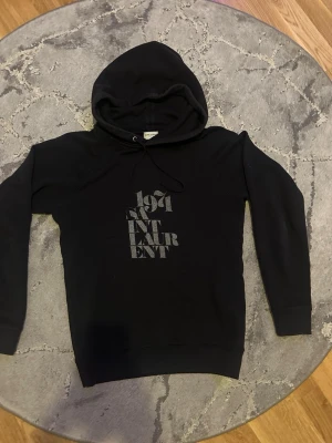Saint Laurent - En svart Saint Laurent hoodie som är i mycket bra skick, vill ni ha mer bilder skriv de till mig så fixar jag de.