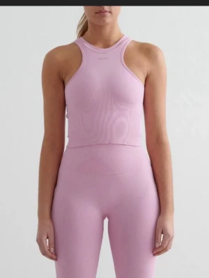 Aim’n sporttopp - Rosa racerback träningstopp från aim’n i storlek S. Lånade bilder från hemsidan då den inte sitter smickrande alls på mig! Enbart testad!
