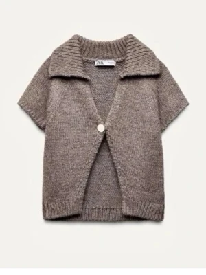 Zara topp slutsåld! - Skitsnygga Zara koftan i världens finaste bruna färg som är helt slutsåld överallt. Sååååå mysig men kommer tyvvär inte till användning. Det är bara att skriva för fler bilder eller om man vill diskutera pris❤️