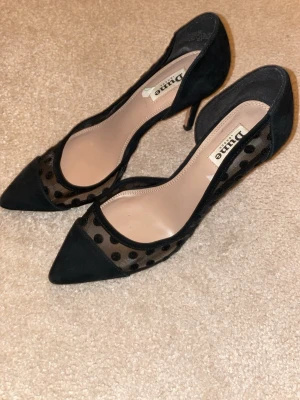 Svarta pumps med prickigt nät från Dune - Snygga och trendiga svarta pola dots pumps från Dune med spetsig tå och klack. Skorna har transparent nät med svarta prickar på sidorna och mockadetaljer framtill och baktill. Köpt på sellpy men inte kommit till användning då dom är för stora för mig🩷