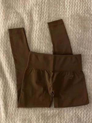 SOFT SCULPT LEGGINGS från GYMSHARK  - Säljer ett par SOFT SCULPT LEGGINGS från GYMSHARK i färgen walnut Brown. Ej använda endast testade. Nypris 599kr, slutsålda på hemsidan. Storlek S.🤎